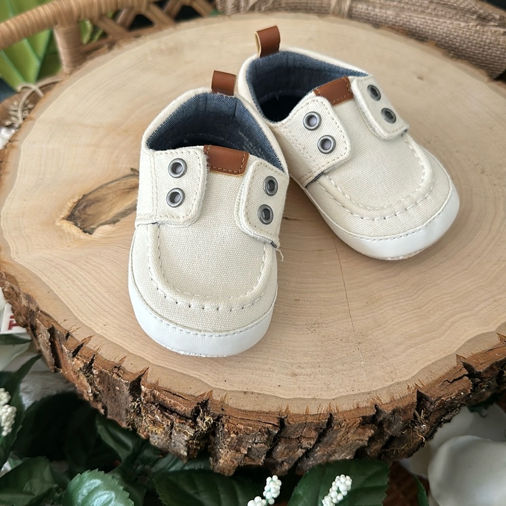 (5for$10) Old Navy Cream Baby Boat Shoe size 6-12m